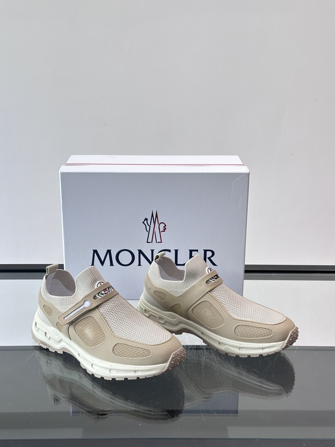 蒙口男士休闲运动鞋，弹力网布➕牛皮革拼接，透气又有支撑力。厚EVA中底，缓震舒适，长时间穿也不累✨。鞋饰