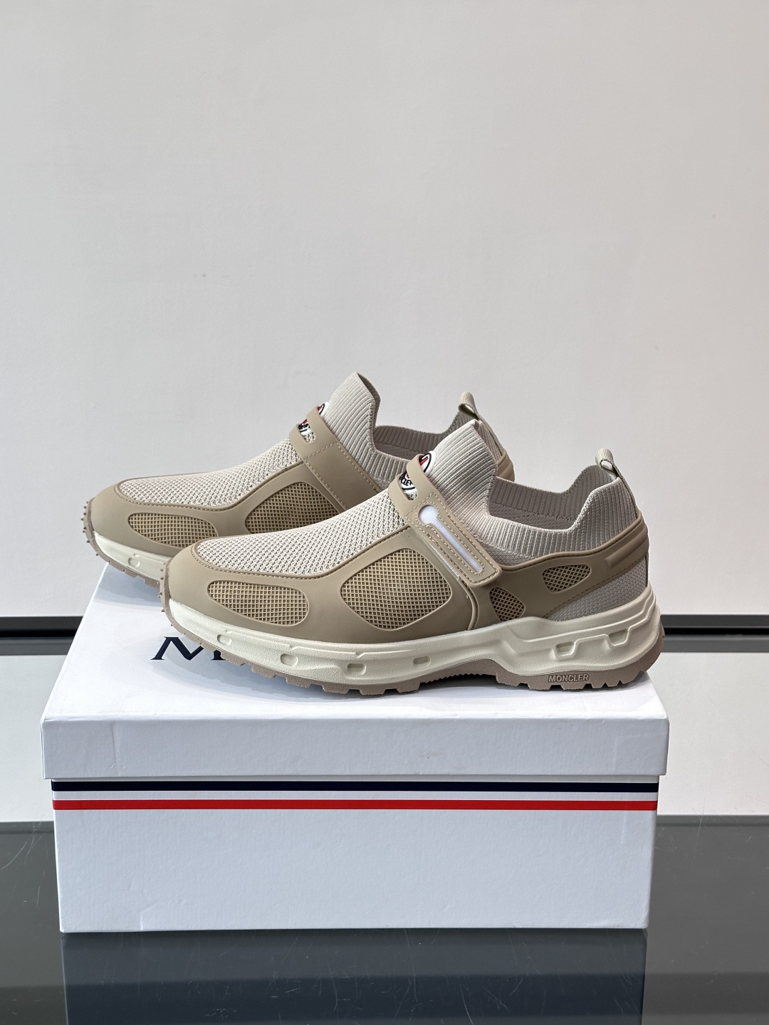 蒙口男士休闲运动鞋，弹力网布➕牛皮革拼接，透气又有支撑力。厚EVA中底，缓震舒适，长时间穿也不累✨。鞋饰