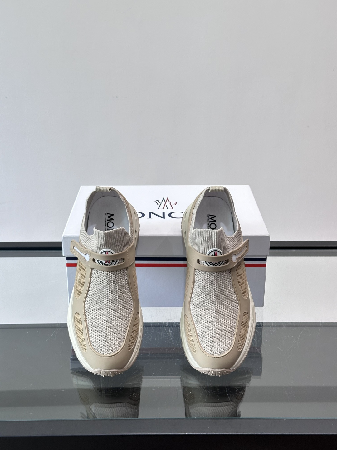 蒙口男士休闲运动鞋，弹力网布➕牛皮革拼接，透气又有支撑力。厚EVA中底，缓震舒适，长时间穿也不累✨。鞋饰