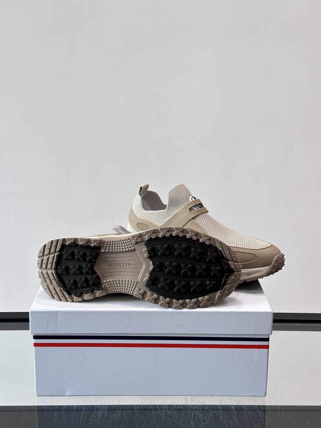 蒙口男士休闲运动鞋，弹力网布➕牛皮革拼接，透气又有支撑力。厚EVA中底，缓震舒适，长时间穿也不累✨。鞋饰