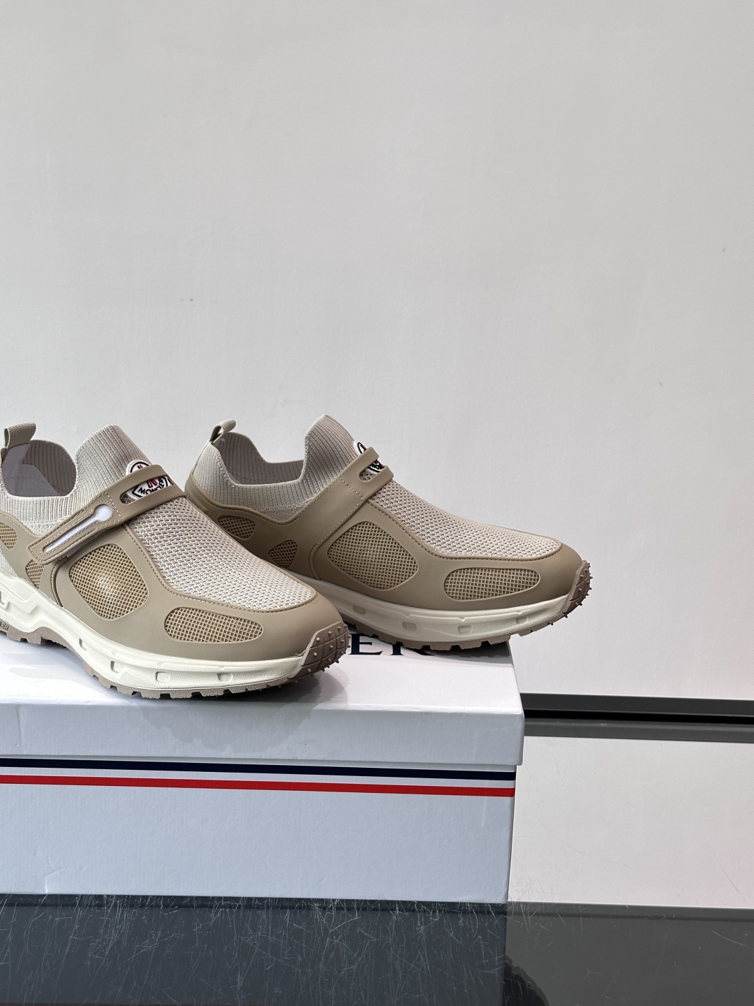 蒙口男士休闲运动鞋，弹力网布➕牛皮革拼接，透气又有支撑力。厚EVA中底，缓震舒适，长时间穿也不累✨。鞋饰