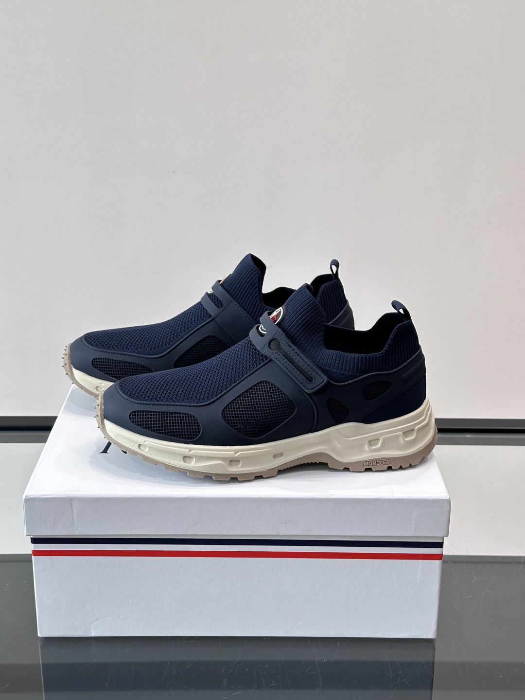 蒙口男士休闲运动鞋，弹力网布➕牛皮革拼接，透气又有支撑力。厚EVA中底，缓震舒适，长时间穿也不累✨。鞋饰