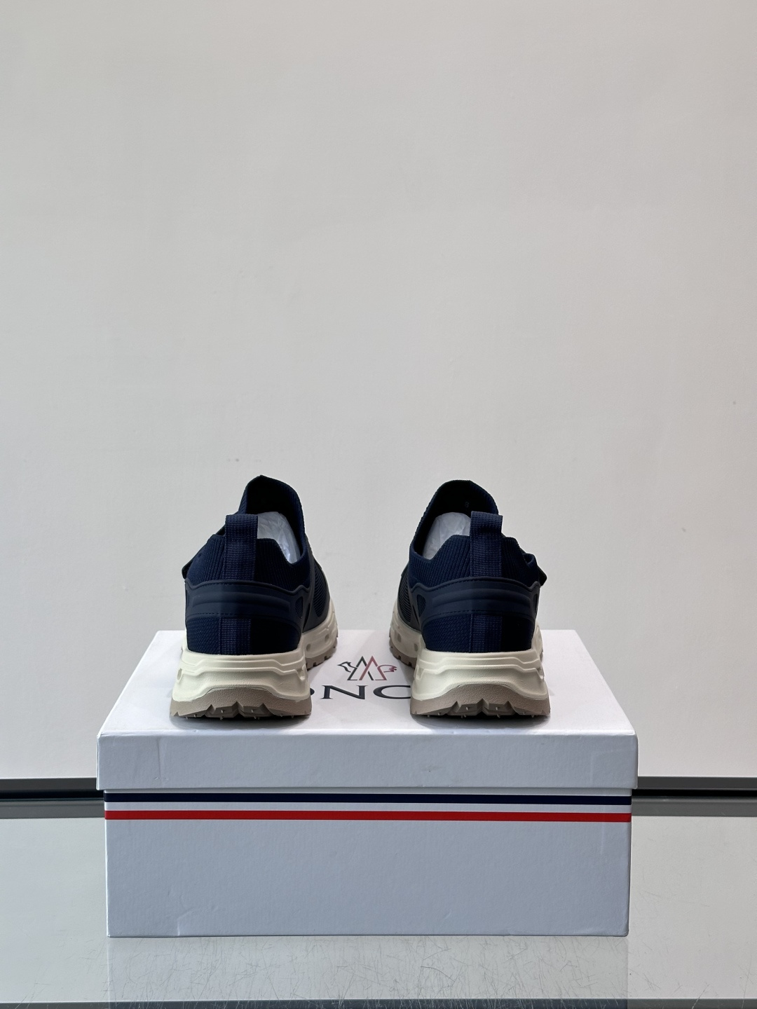 蒙口男士休闲运动鞋，弹力网布➕牛皮革拼接，透气又有支撑力。厚EVA中底，缓震舒适，长时间穿也不累✨。鞋饰