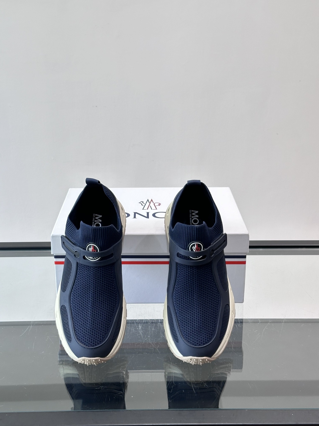 蒙口男士休闲运动鞋，弹力网布➕牛皮革拼接，透气又有支撑力。厚EVA中底，缓震舒适，长时间穿也不累✨。鞋饰