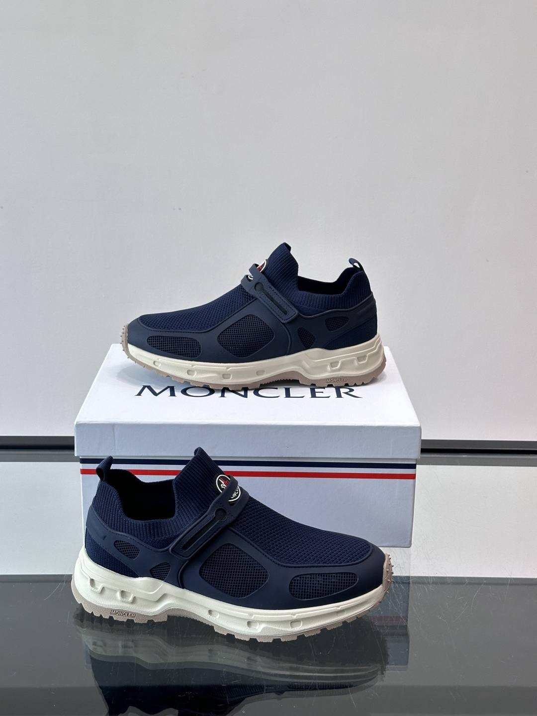 蒙口男士休闲运动鞋，弹力网布➕牛皮革拼接，透气又有支撑力。厚EVA中底，缓震舒适，长时间穿也不累✨。鞋饰