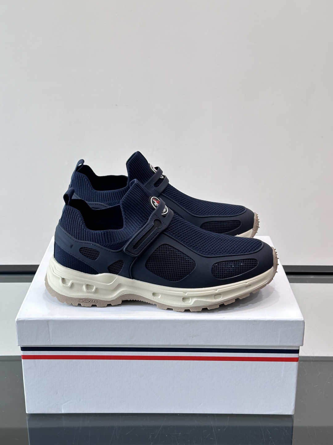 蒙口男士休闲运动鞋，弹力网布➕牛皮革拼接，透气又有支撑力。厚EVA中底，缓震舒适，长时间穿也不累✨。鞋饰