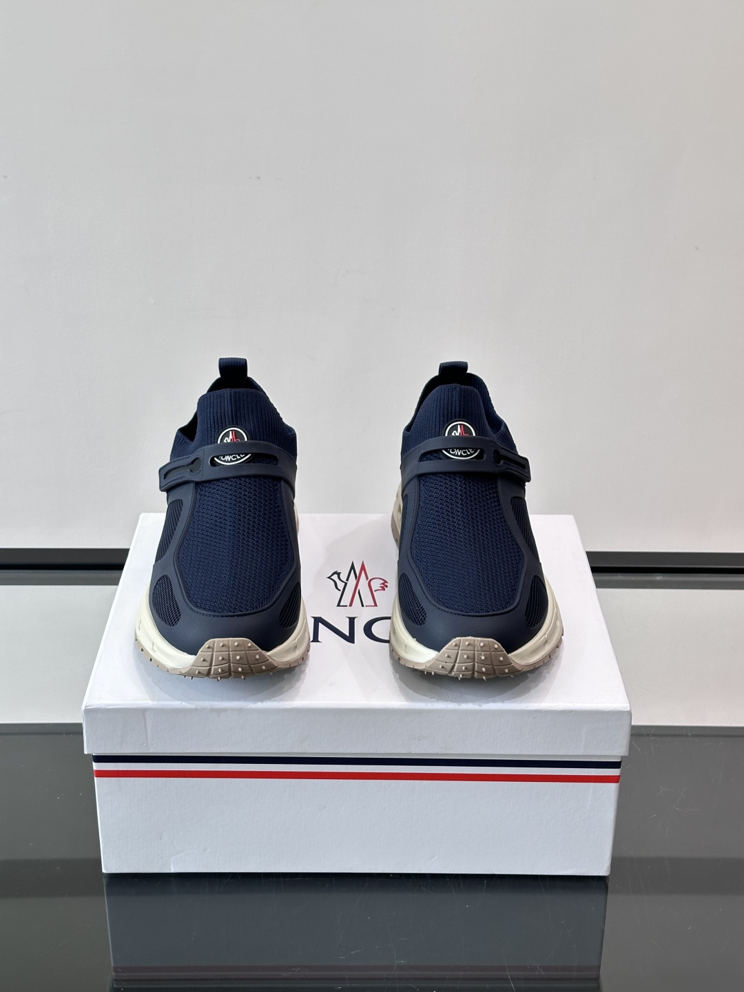 蒙口男士休闲运动鞋，弹力网布➕牛皮革拼接，透气又有支撑力。厚EVA中底，缓震舒适，长时间穿也不累✨。鞋饰