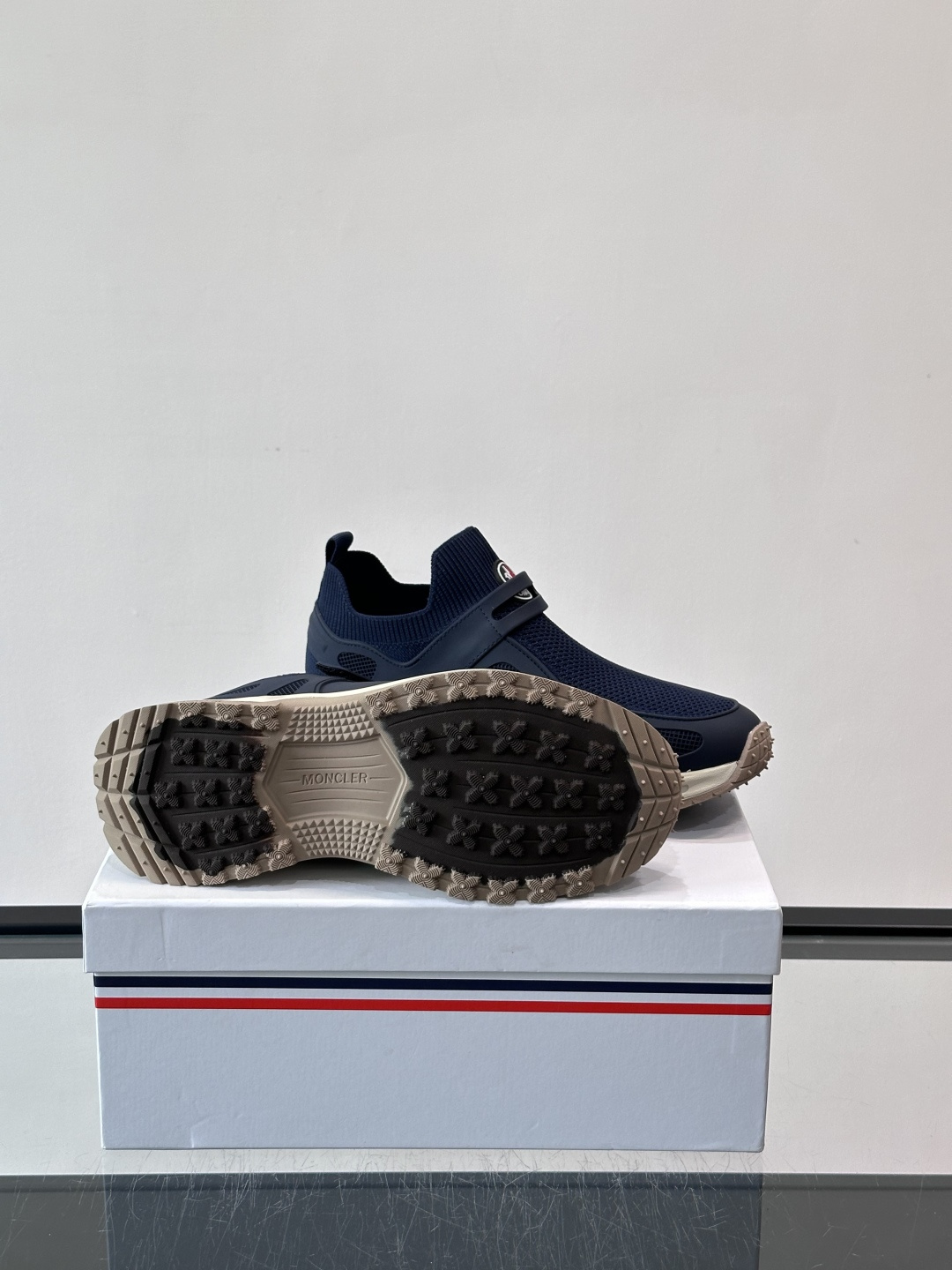 蒙口男士休闲运动鞋，弹力网布➕牛皮革拼接，透气又有支撑力。厚EVA中底，缓震舒适，长时间穿也不累✨。鞋饰