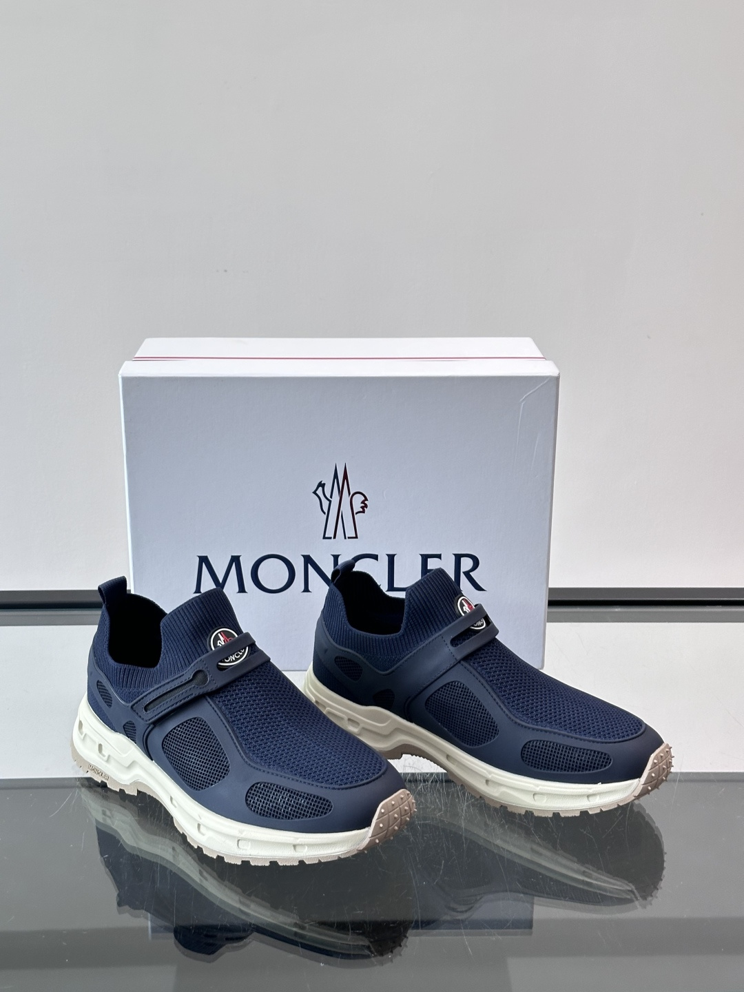 蒙口男士休闲运动鞋，弹力网布➕牛皮革拼接，透气又有支撑力。厚EVA中底，缓震舒适，长时间穿也不累✨。鞋饰