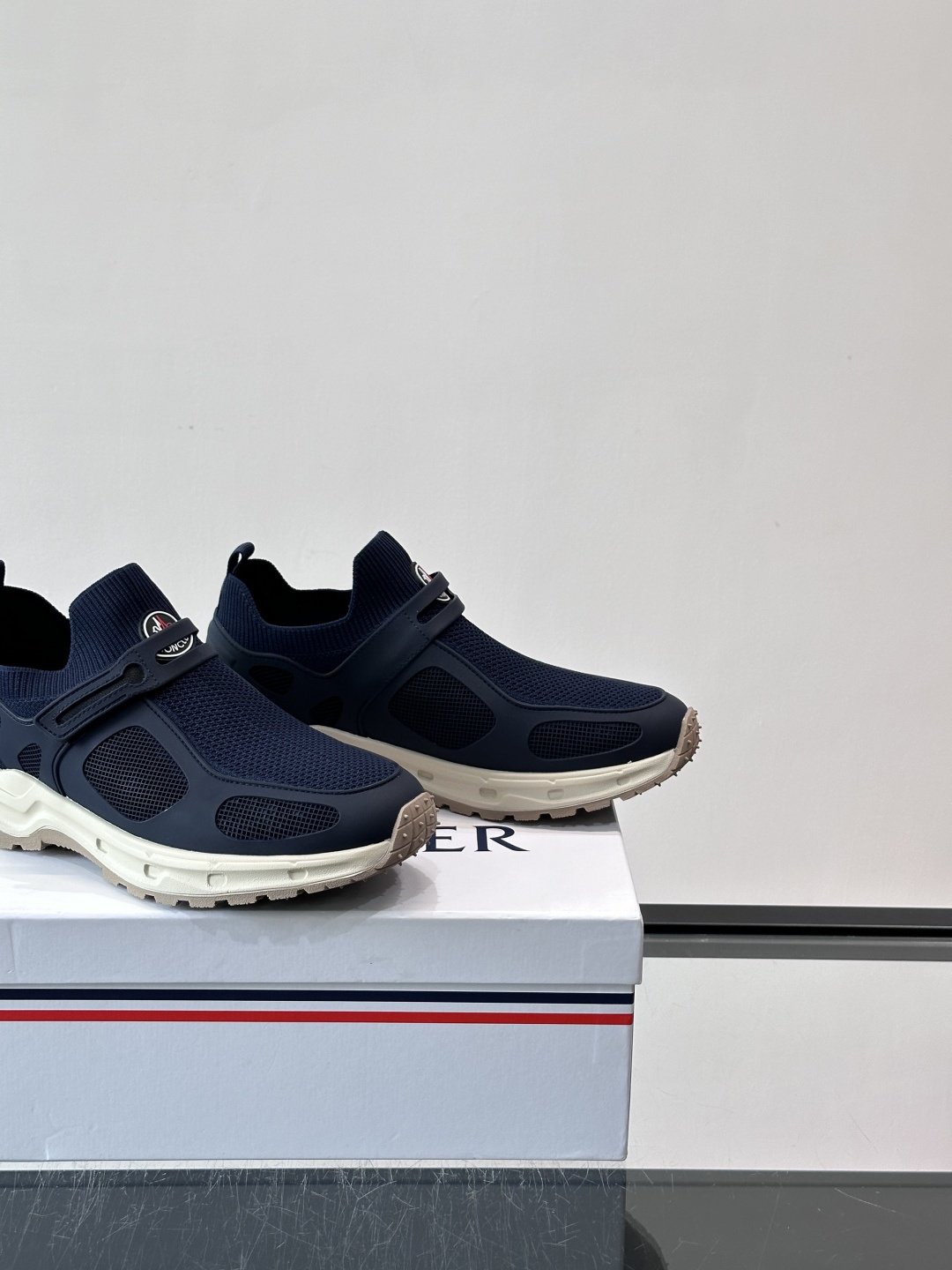 蒙口男士休闲运动鞋，弹力网布➕牛皮革拼接，透气又有支撑力。厚EVA中底，缓震舒适，长时间穿也不累✨。鞋饰