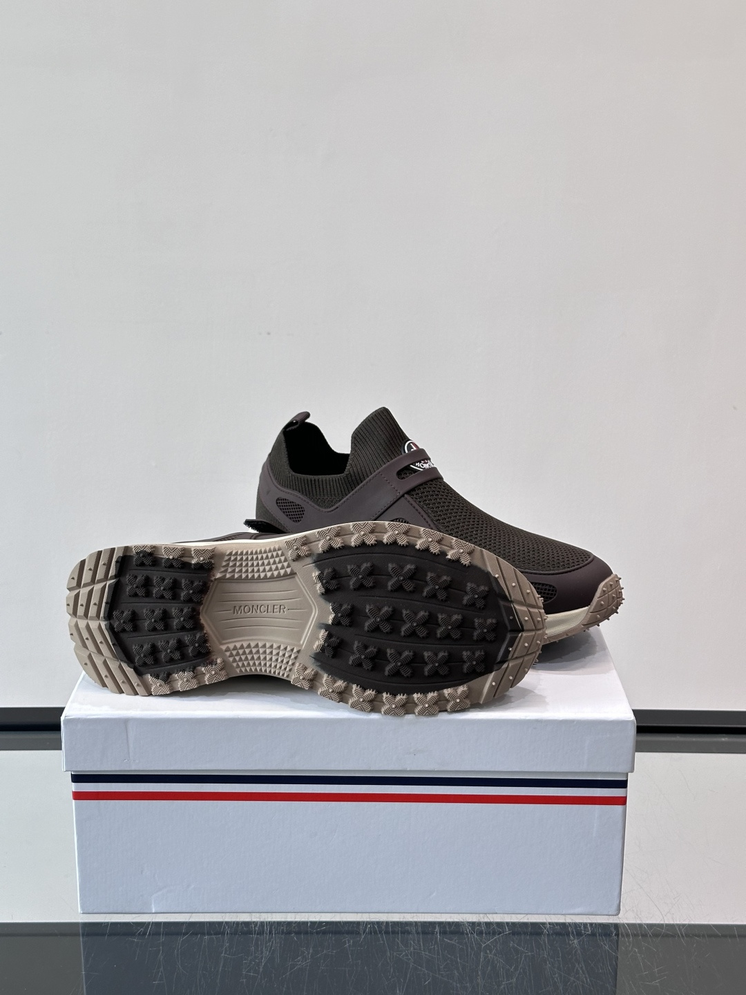 蒙口男士休闲运动鞋，弹力网布➕牛皮革拼接，透气又有支撑力。厚EVA中底，缓震舒适，长时间穿也不累✨。鞋饰