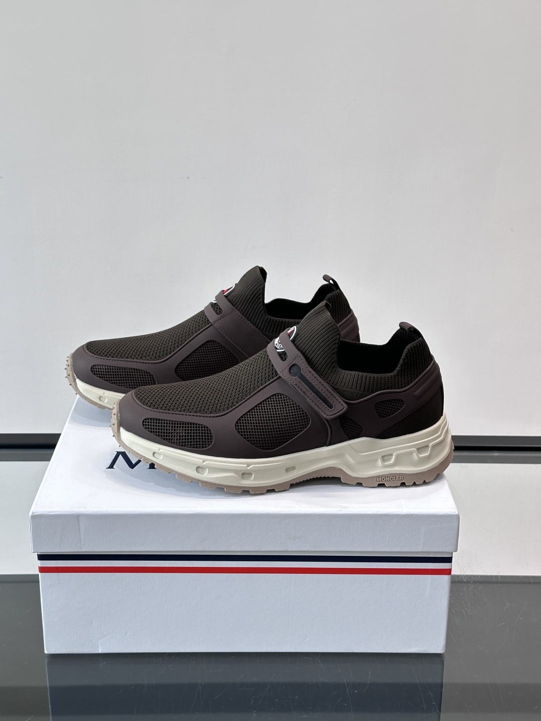 蒙口男士休闲运动鞋，弹力网布➕牛皮革拼接，透气又有支撑力。厚EVA中底，缓震舒适，长时间穿也不累✨。鞋饰