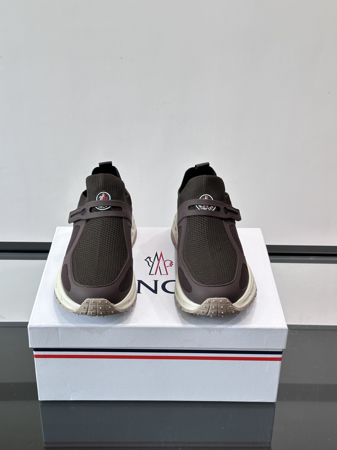 蒙口男士休闲运动鞋，弹力网布➕牛皮革拼接，透气又有支撑力。厚EVA中底，缓震舒适，长时间穿也不累✨。鞋饰