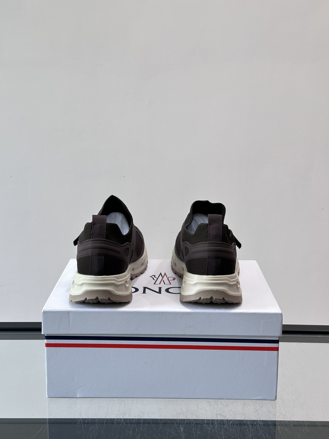 蒙口男士休闲运动鞋，弹力网布➕牛皮革拼接，透气又有支撑力。厚EVA中底，缓震舒适，长时间穿也不累✨。鞋饰