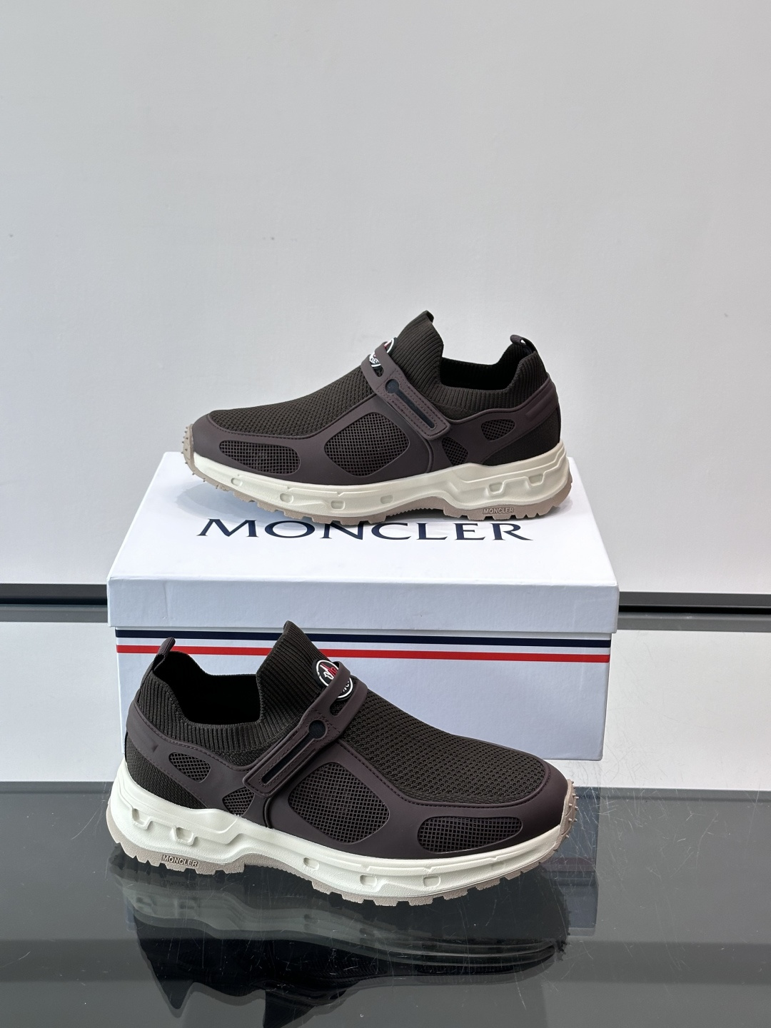 蒙口男士休闲运动鞋，弹力网布➕牛皮革拼接，透气又有支撑力。厚EVA中底，缓震舒适，长时间穿也不累✨。鞋饰