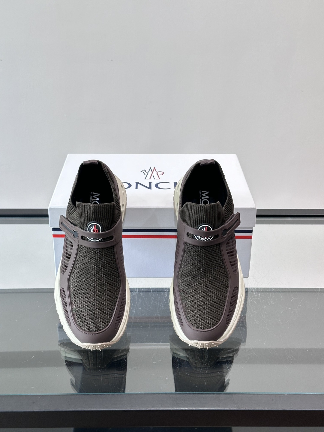 蒙口男士休闲运动鞋，弹力网布➕牛皮革拼接，透气又有支撑力。厚EVA中底，缓震舒适，长时间穿也不累✨。鞋饰