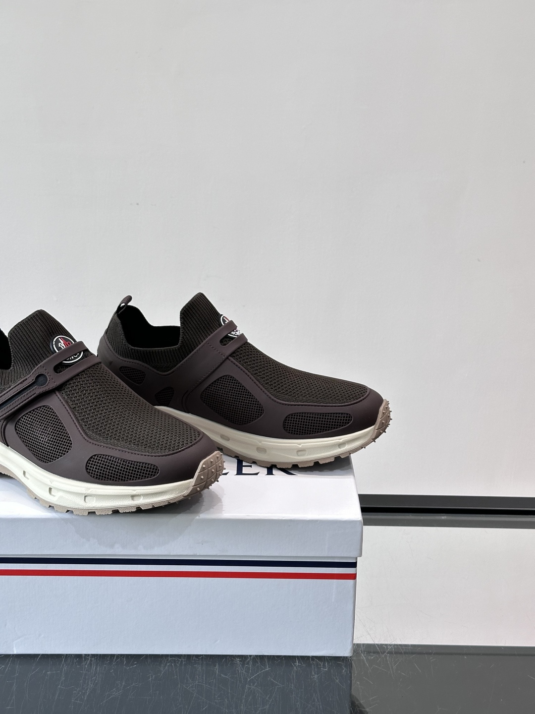 蒙口男士休闲运动鞋，弹力网布➕牛皮革拼接，透气又有支撑力。厚EVA中底，缓震舒适，长时间穿也不累✨。鞋饰