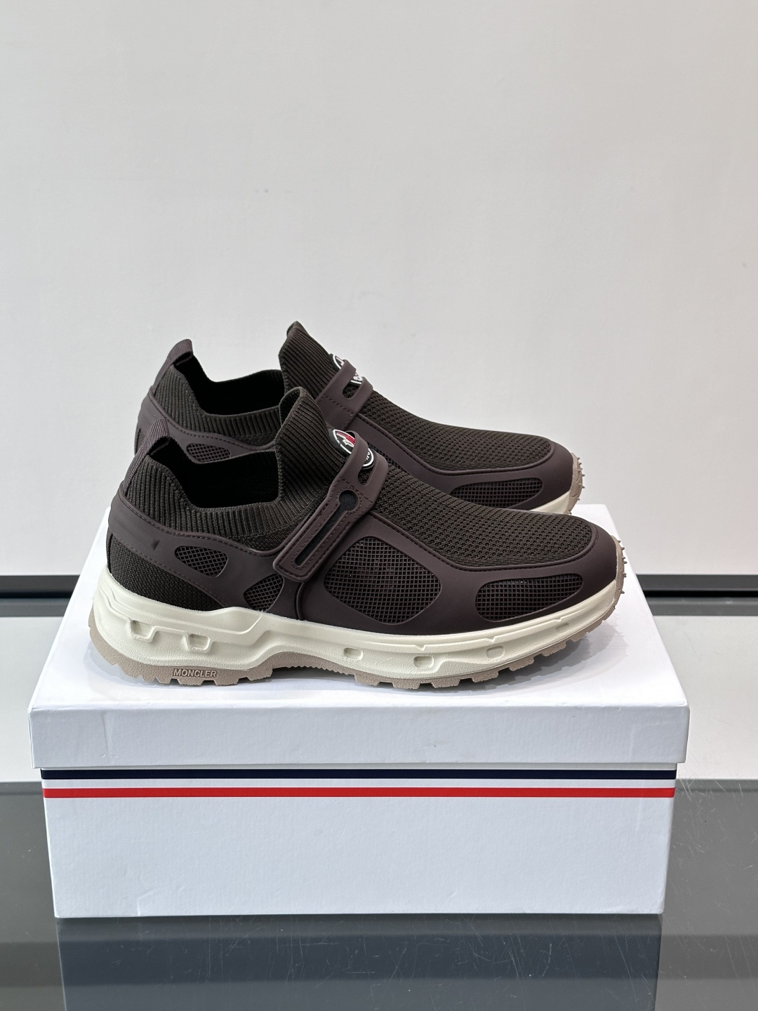 蒙口男士休闲运动鞋，弹力网布➕牛皮革拼接，透气又有支撑力。厚EVA中底，缓震舒适，长时间穿也不累✨。鞋饰