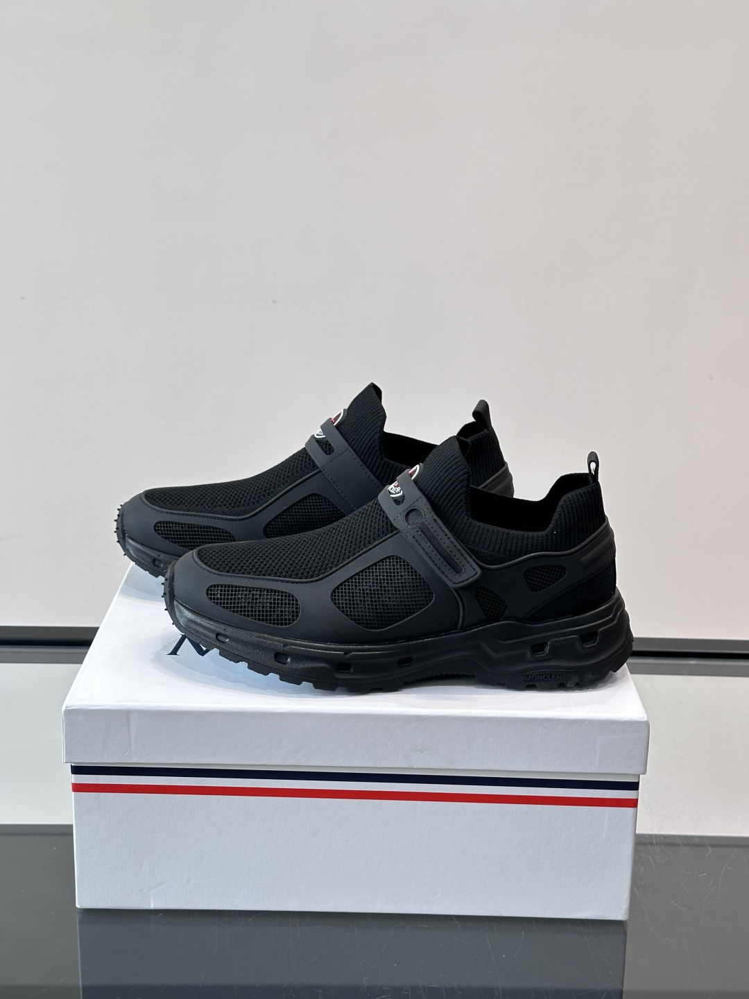 蒙口男士休闲运动鞋，弹力网布➕牛皮革拼接，透气又有支撑力。厚EVA中底，缓震舒适，长时间穿也不累✨。鞋饰