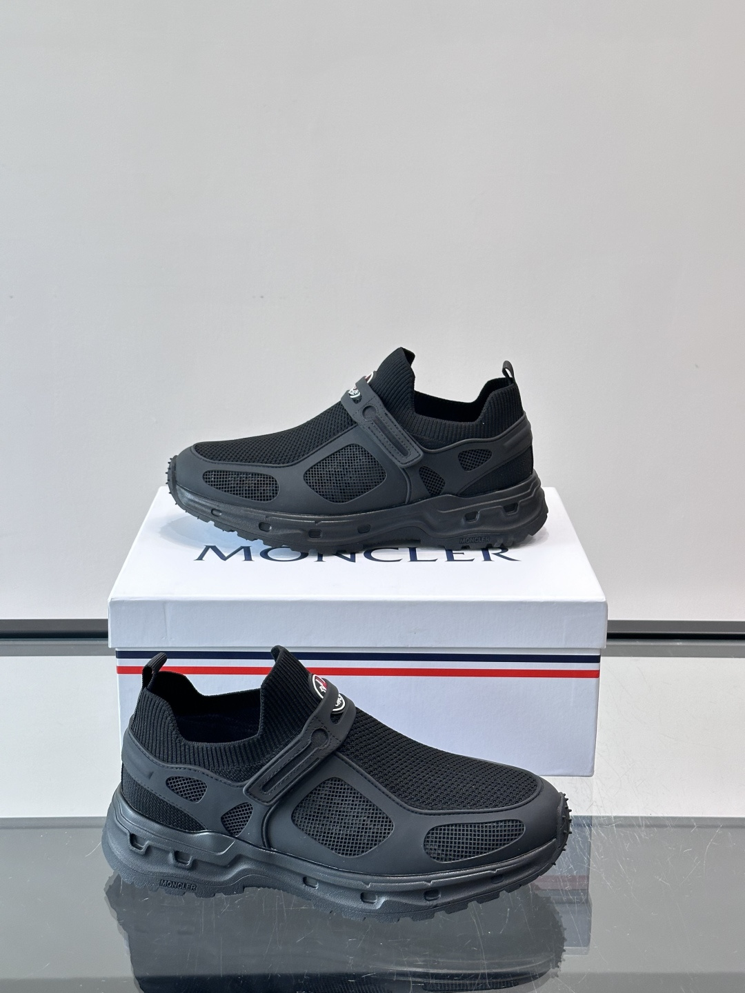 蒙口男士休闲运动鞋，弹力网布➕牛皮革拼接，透气又有支撑力。厚EVA中底，缓震舒适，长时间穿也不累✨。鞋饰