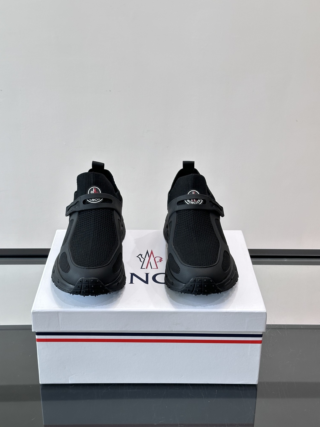 蒙口男士休闲运动鞋，弹力网布➕牛皮革拼接，透气又有支撑力。厚EVA中底，缓震舒适，长时间穿也不累✨。鞋饰