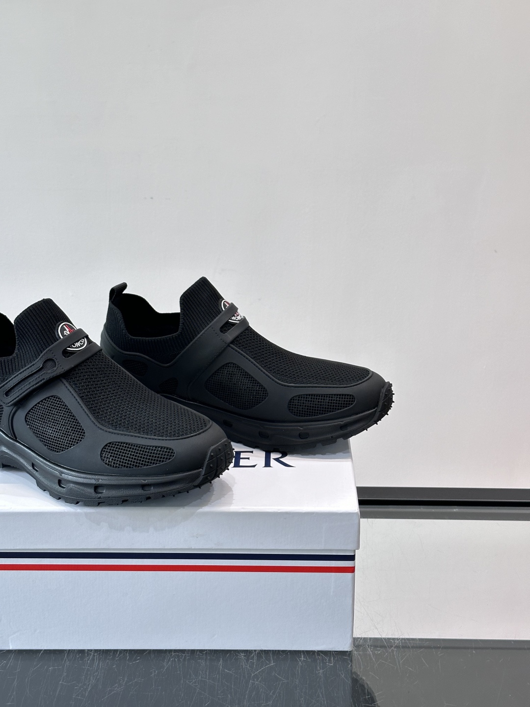 蒙口男士休闲运动鞋，弹力网布➕牛皮革拼接，透气又有支撑力。厚EVA中底，缓震舒适，长时间穿也不累✨。鞋饰