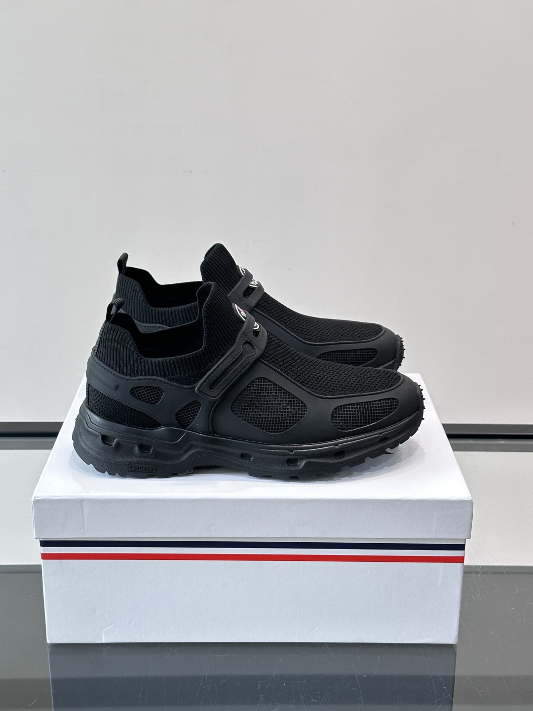 蒙口男士休闲运动鞋，弹力网布➕牛皮革拼接，透气又有支撑力。厚EVA中底，缓震舒适，长时间穿也不累✨。鞋饰