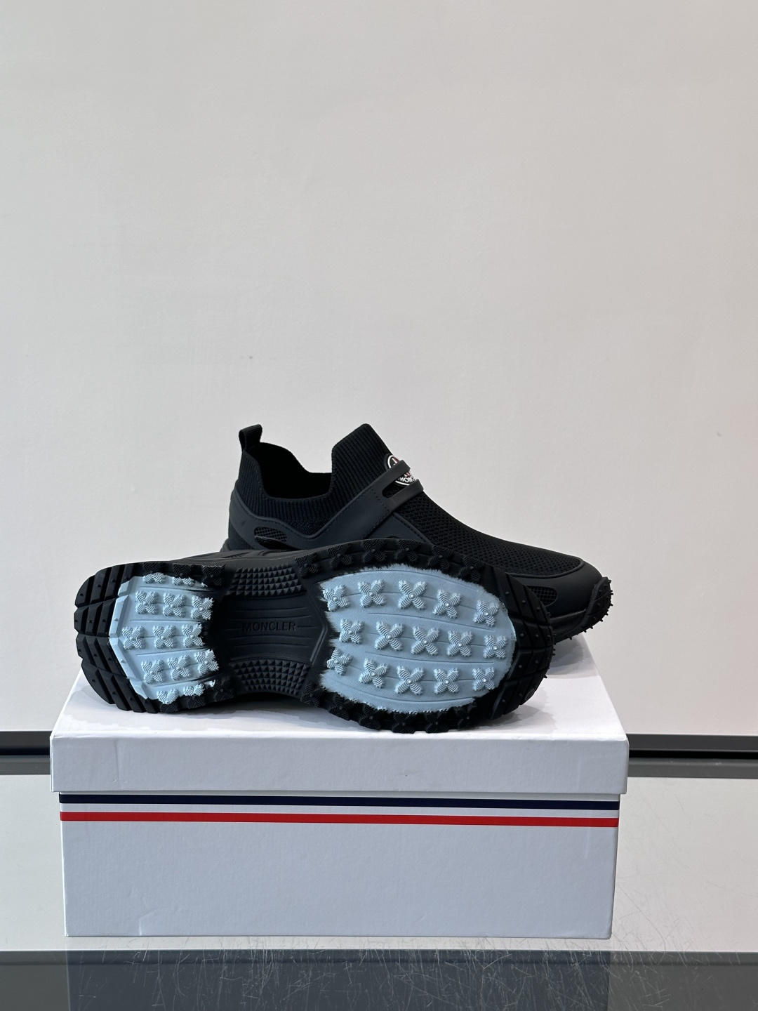 蒙口男士休闲运动鞋，弹力网布➕牛皮革拼接，透气又有支撑力。厚EVA中底，缓震舒适，长时间穿也不累✨。鞋饰