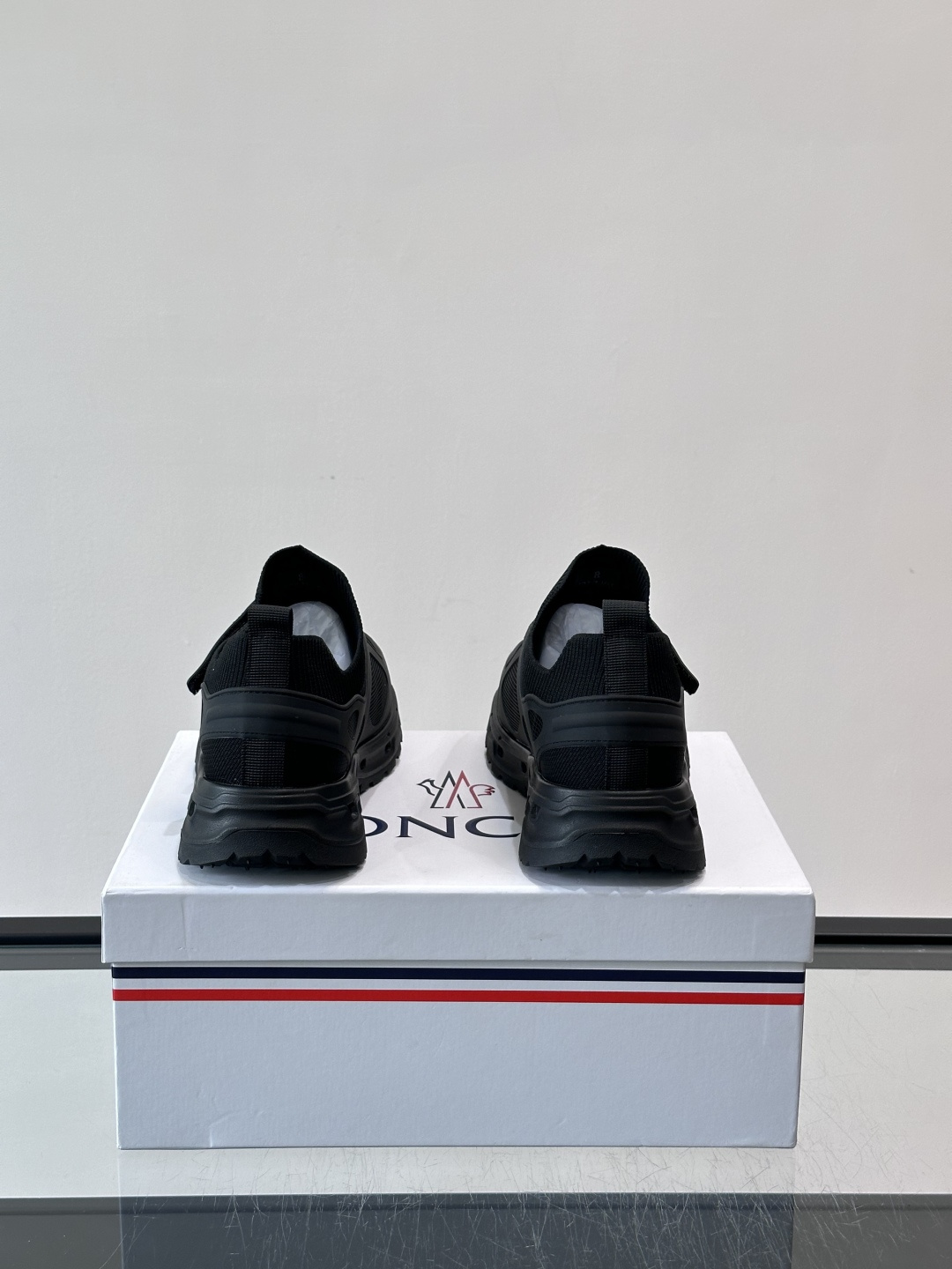 蒙口男士休闲运动鞋，弹力网布➕牛皮革拼接，透气又有支撑力。厚EVA中底，缓震舒适，长时间穿也不累✨。鞋饰