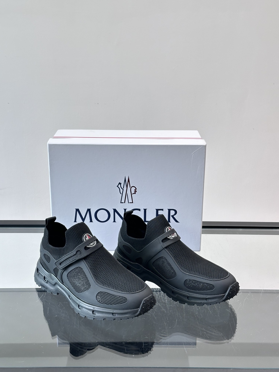 蒙口男士休闲运动鞋，弹力网布➕牛皮革拼接，透气又有支撑力。厚EVA中底，缓震舒适，长时间穿也不累✨。鞋饰