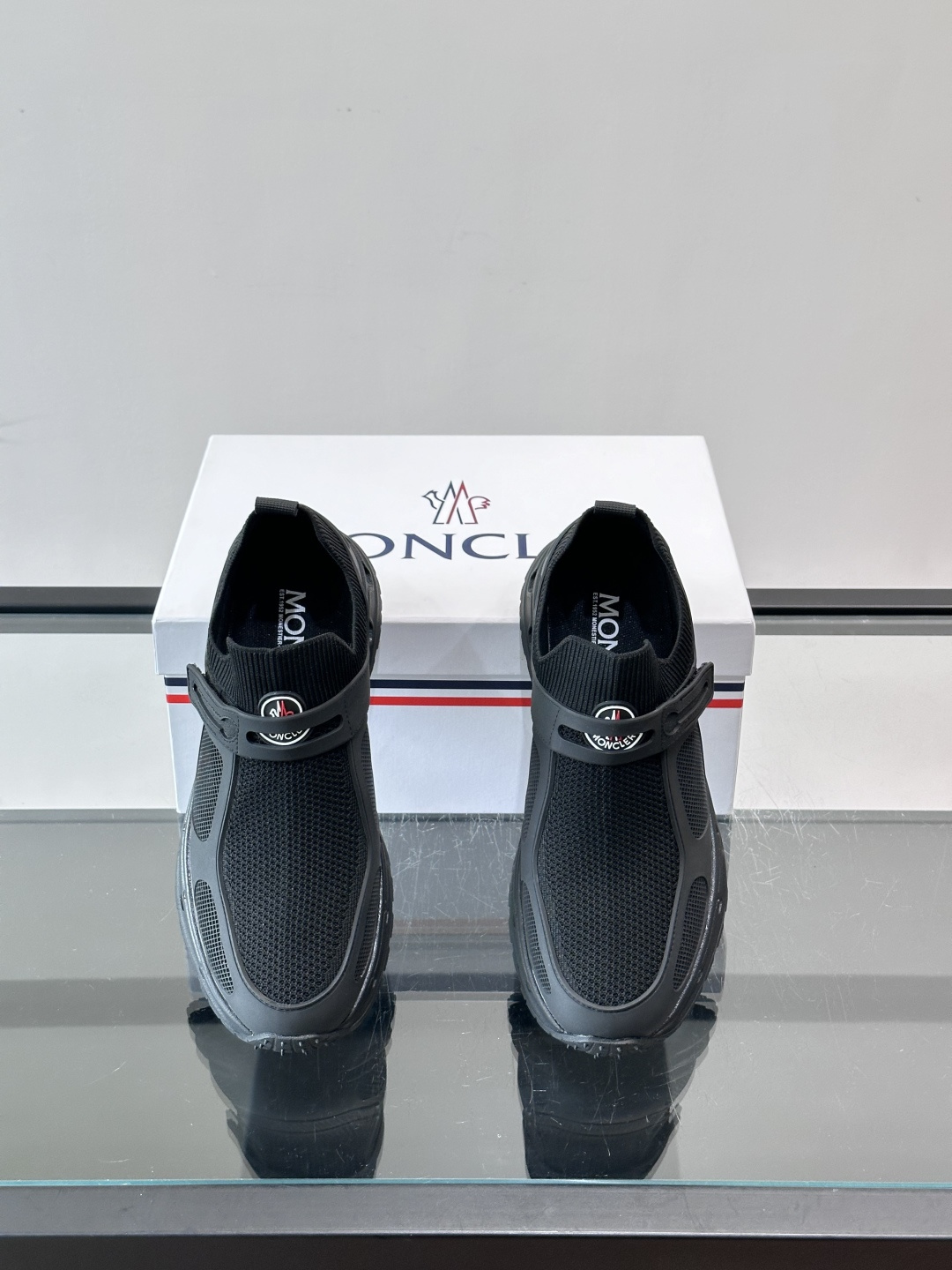 蒙口男士休闲运动鞋，弹力网布➕牛皮革拼接，透气又有支撑力。厚EVA中底，缓震舒适，长时间穿也不累✨。鞋饰