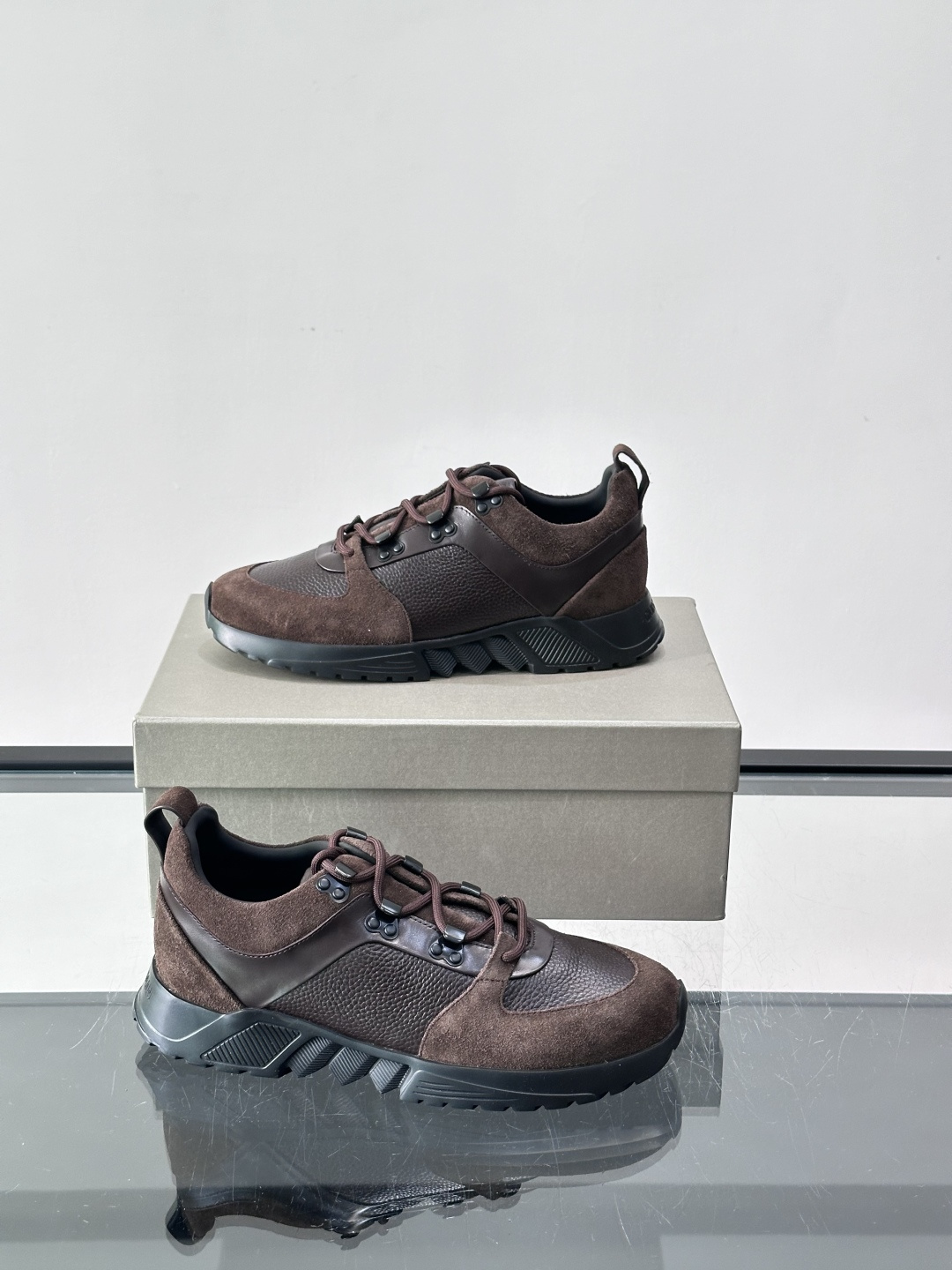 Giorgio Armani男士运动鞋👟！采用牛皮革➕麂皮拼接，质感层次丰富，低调又高级。橡胶鞋底，防滑