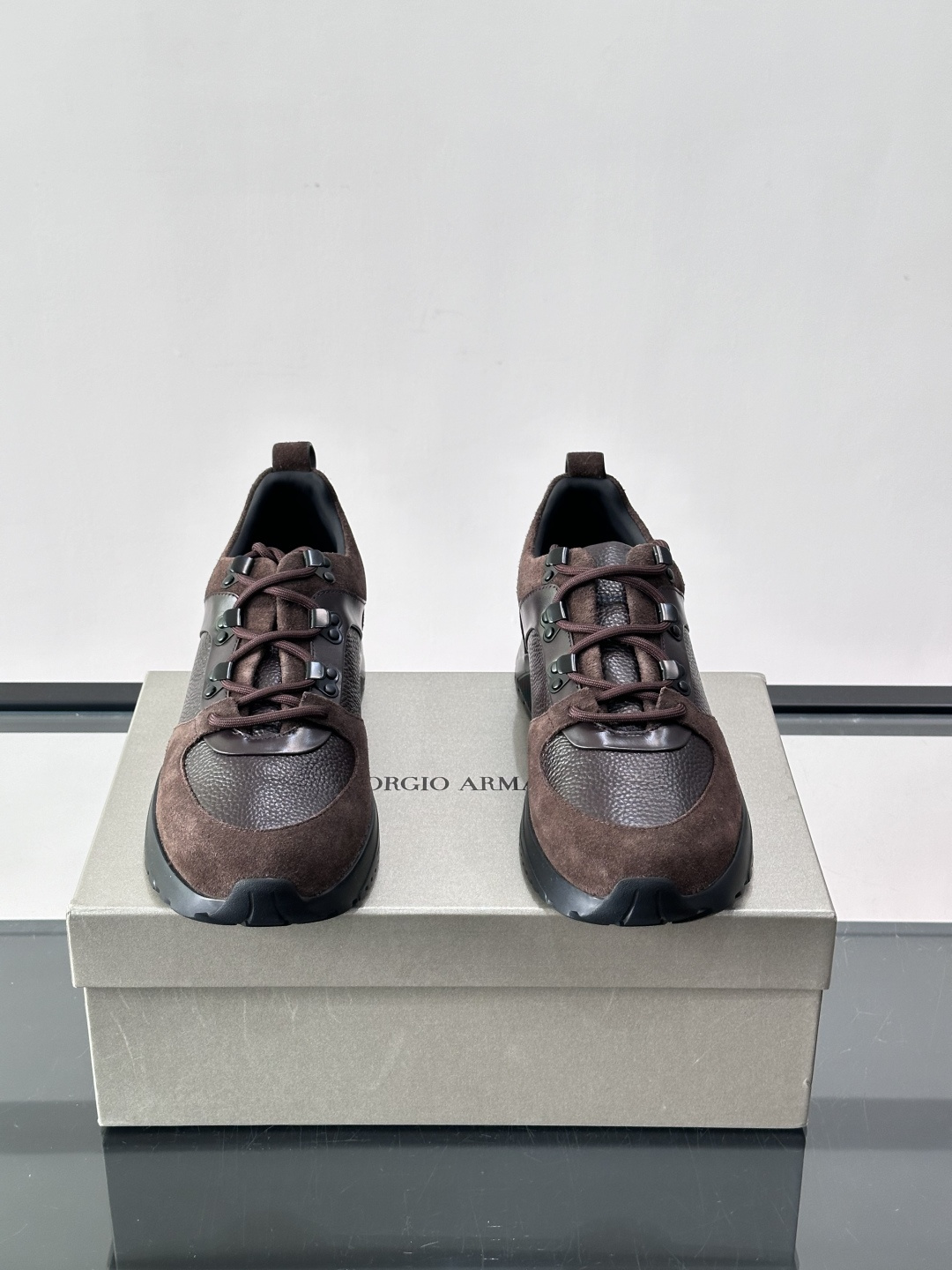 Giorgio Armani男士运动鞋👟！采用牛皮革➕麂皮拼接，质感层次丰富，低调又高级。橡胶鞋底，防滑
