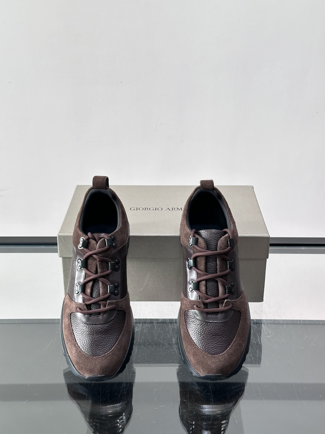 Giorgio Armani男士运动鞋👟！采用牛皮革➕麂皮拼接，质感层次丰富，低调又高级。橡胶鞋底，防滑