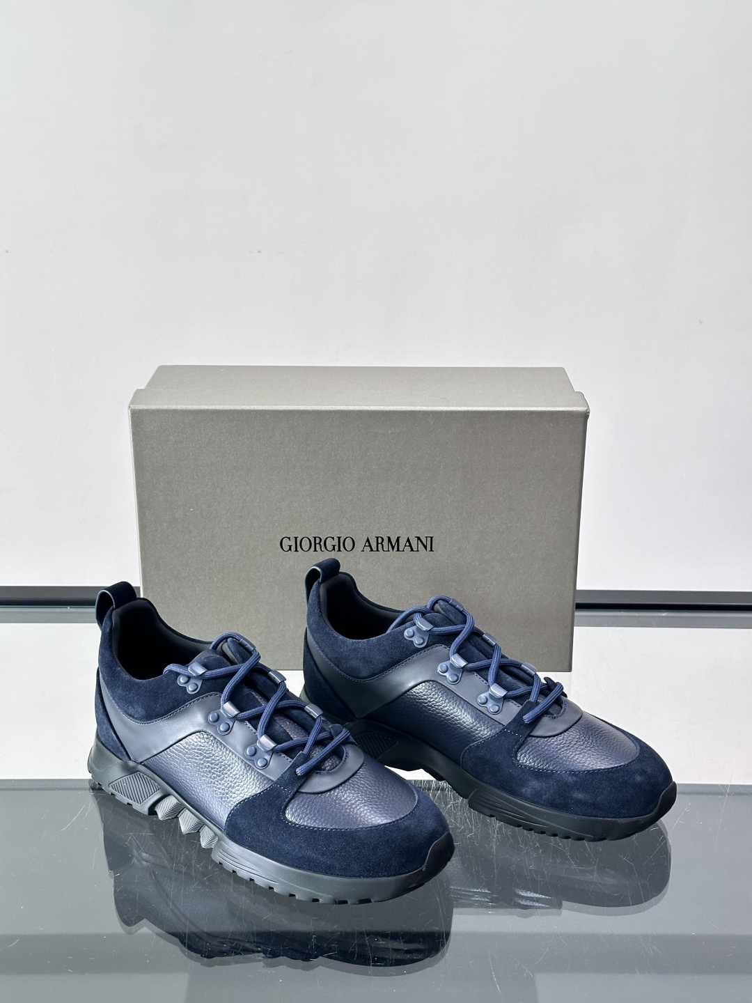 Giorgio Armani男士运动鞋👟！采用牛皮革➕麂皮拼接，质感层次丰富，低调又高级。橡胶鞋底，防滑