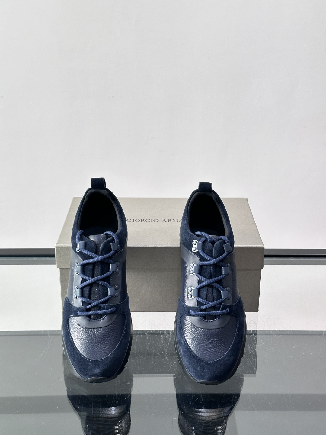 Giorgio Armani男士运动鞋👟！采用牛皮革➕麂皮拼接，质感层次丰富，低调又高级。橡胶鞋底，防滑