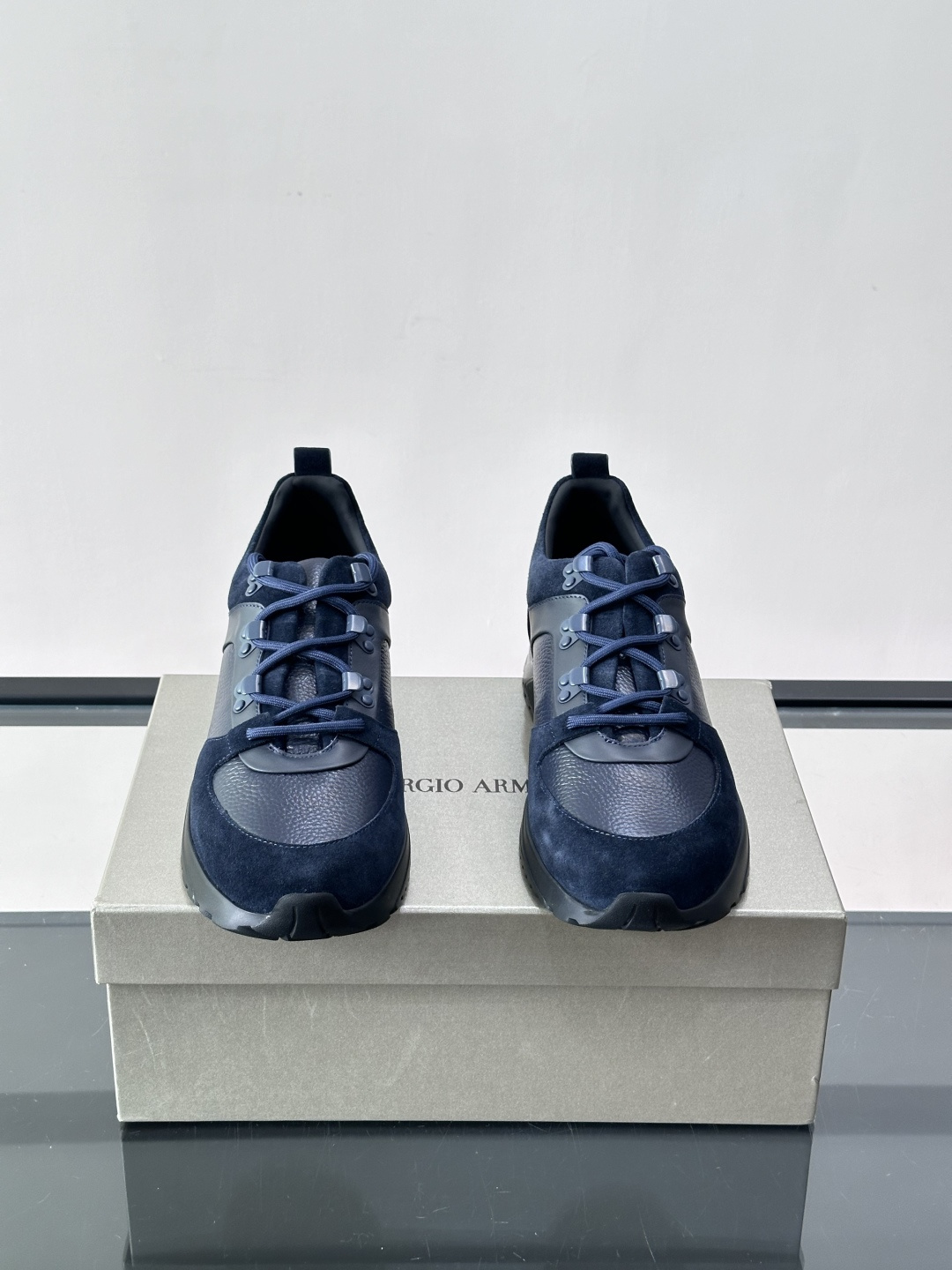Giorgio Armani男士运动鞋👟！采用牛皮革➕麂皮拼接，质感层次丰富，低调又高级。橡胶鞋底，防滑