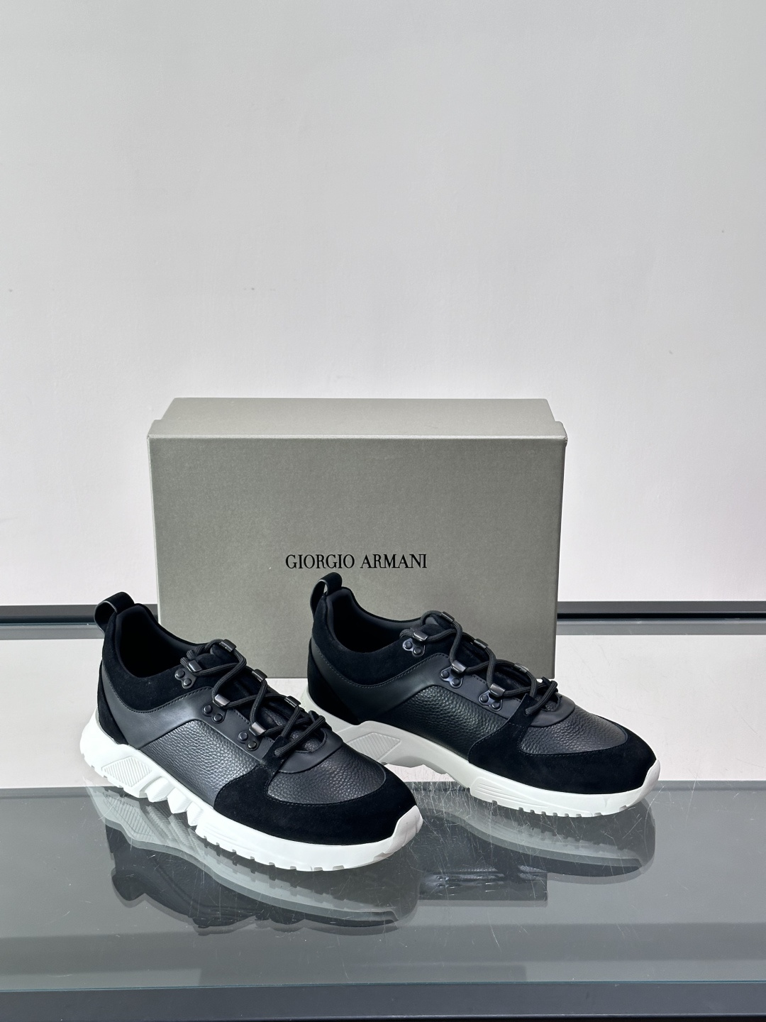 Giorgio Armani男士运动鞋👟！采用牛皮革➕麂皮拼接，质感层次丰富，低调又高级。橡胶鞋底，防滑