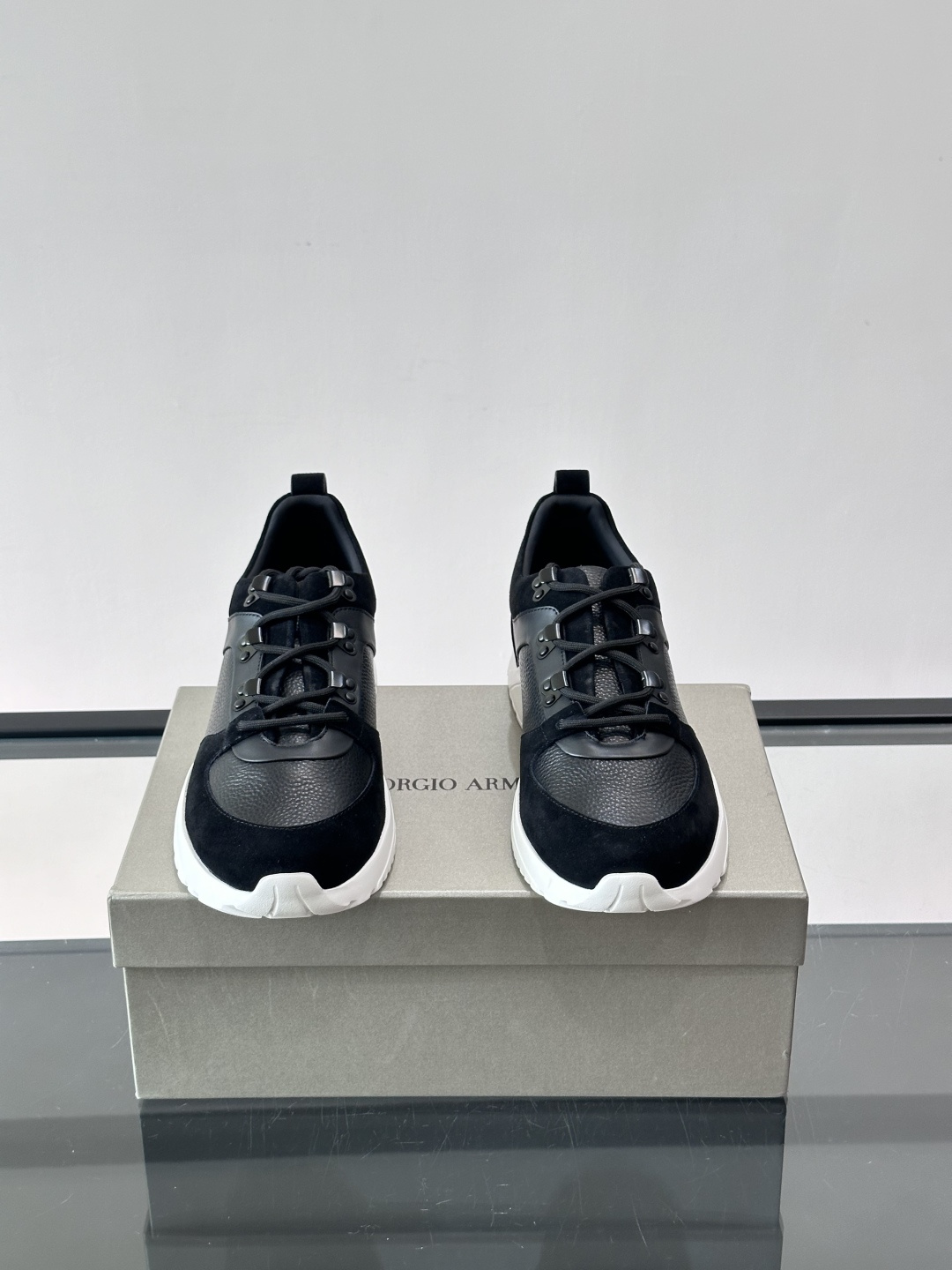 Giorgio Armani男士运动鞋👟！采用牛皮革➕麂皮拼接，质感层次丰富，低调又高级。橡胶鞋底，防滑