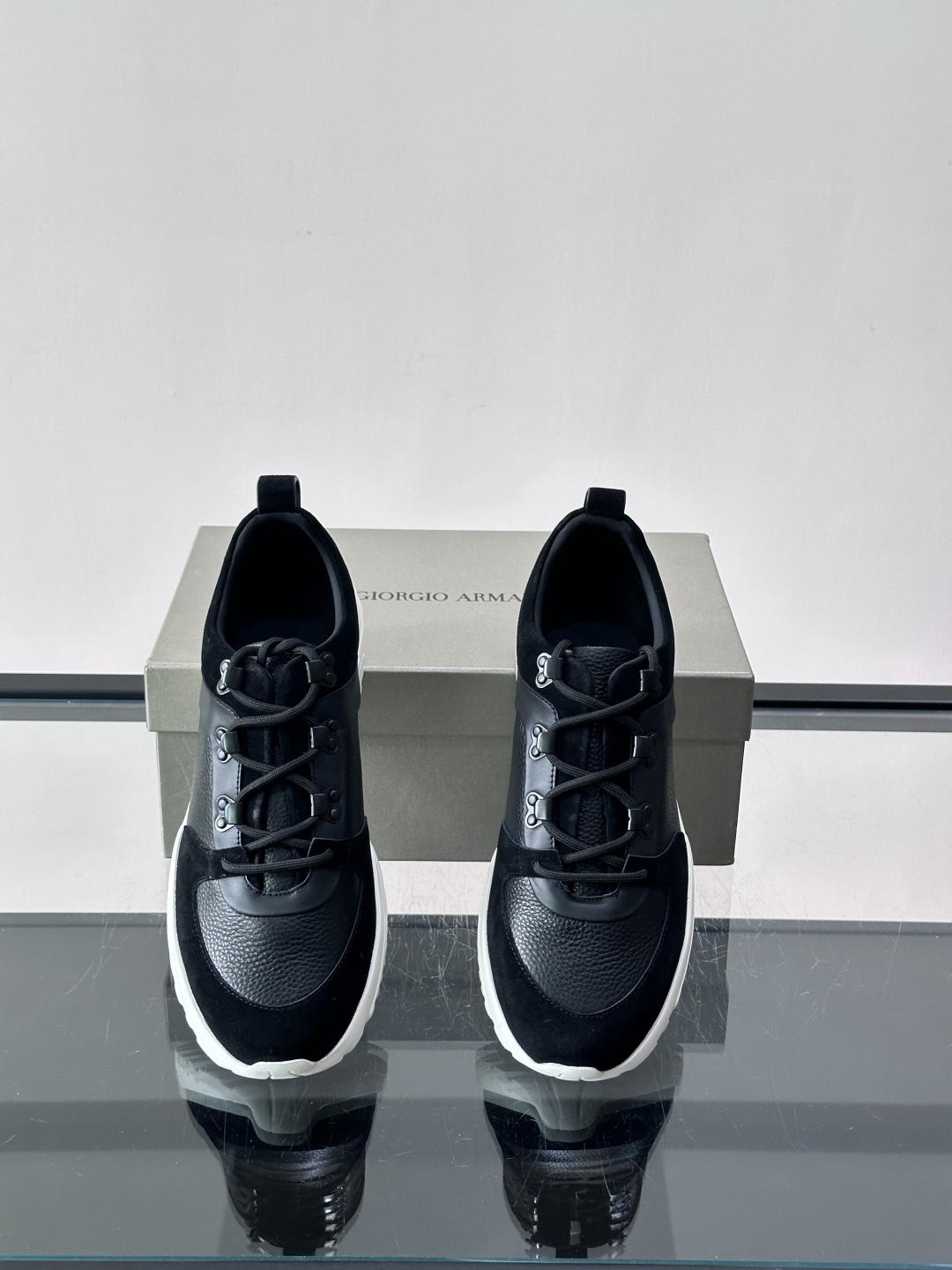 Giorgio Armani男士运动鞋👟！采用牛皮革➕麂皮拼接，质感层次丰富，低调又高级。橡胶鞋底，防滑