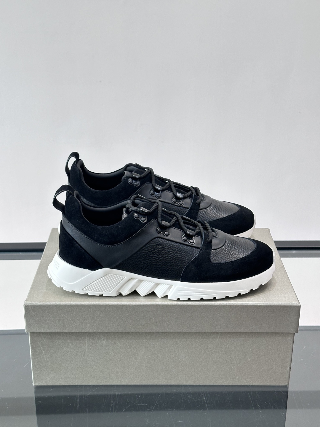 Giorgio Armani男士运动鞋👟！采用牛皮革➕麂皮拼接，质感层次丰富，低调又高级。橡胶鞋底，防滑
