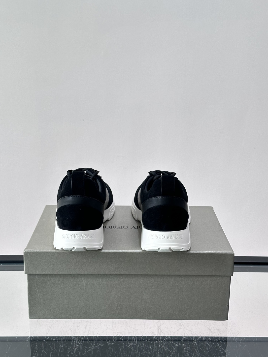 Giorgio Armani男士运动鞋👟！采用牛皮革➕麂皮拼接，质感层次丰富，低调又高级。橡胶鞋底，防滑