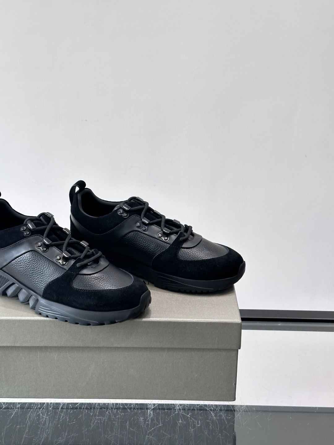 Giorgio Armani男士运动鞋👟！采用牛皮革➕麂皮拼接，质感层次丰富，低调又高级。橡胶鞋底，防滑