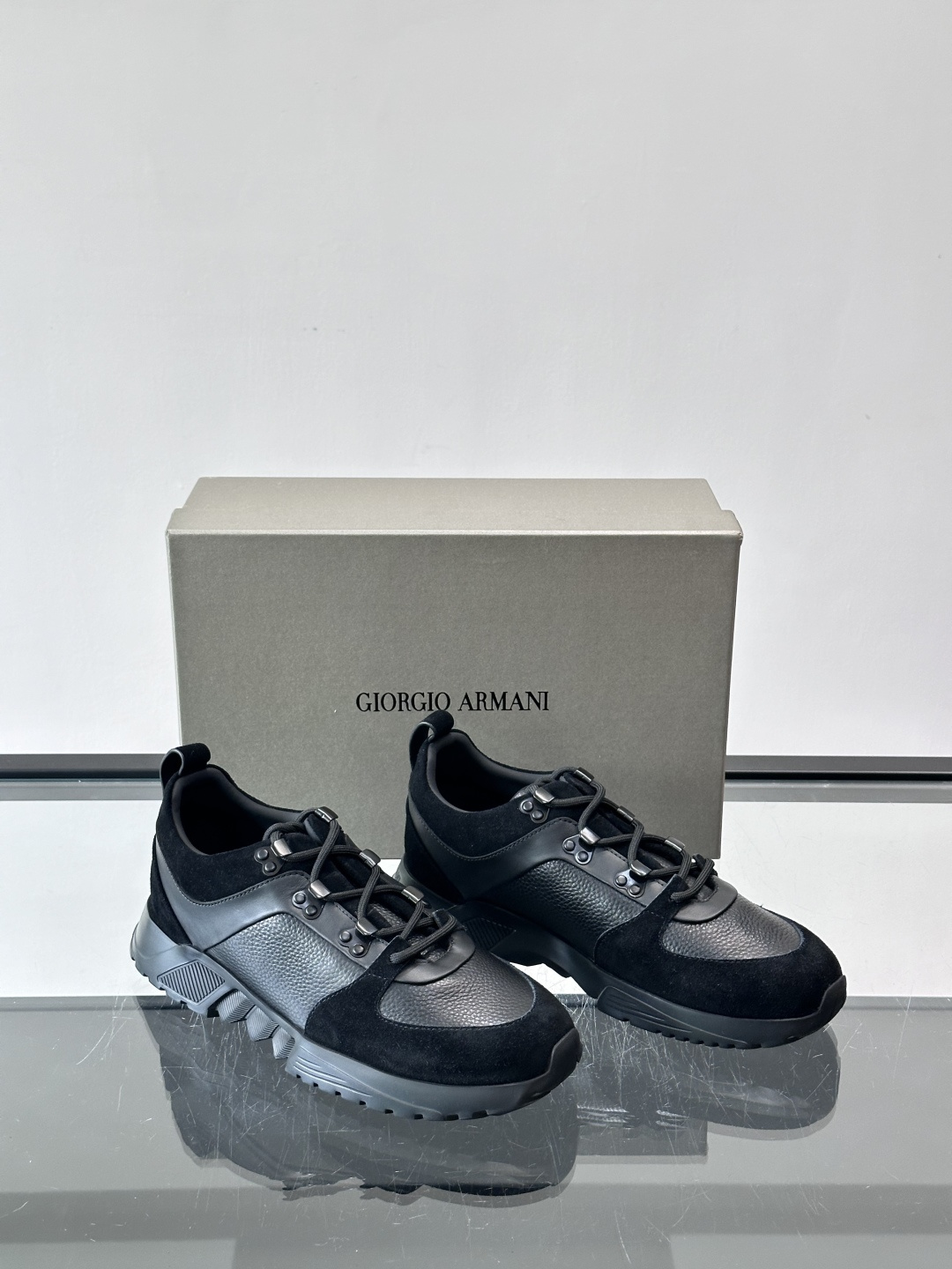 Giorgio Armani男士运动鞋👟！采用牛皮革➕麂皮拼接，质感层次丰富，低调又高级。橡胶鞋底，防滑