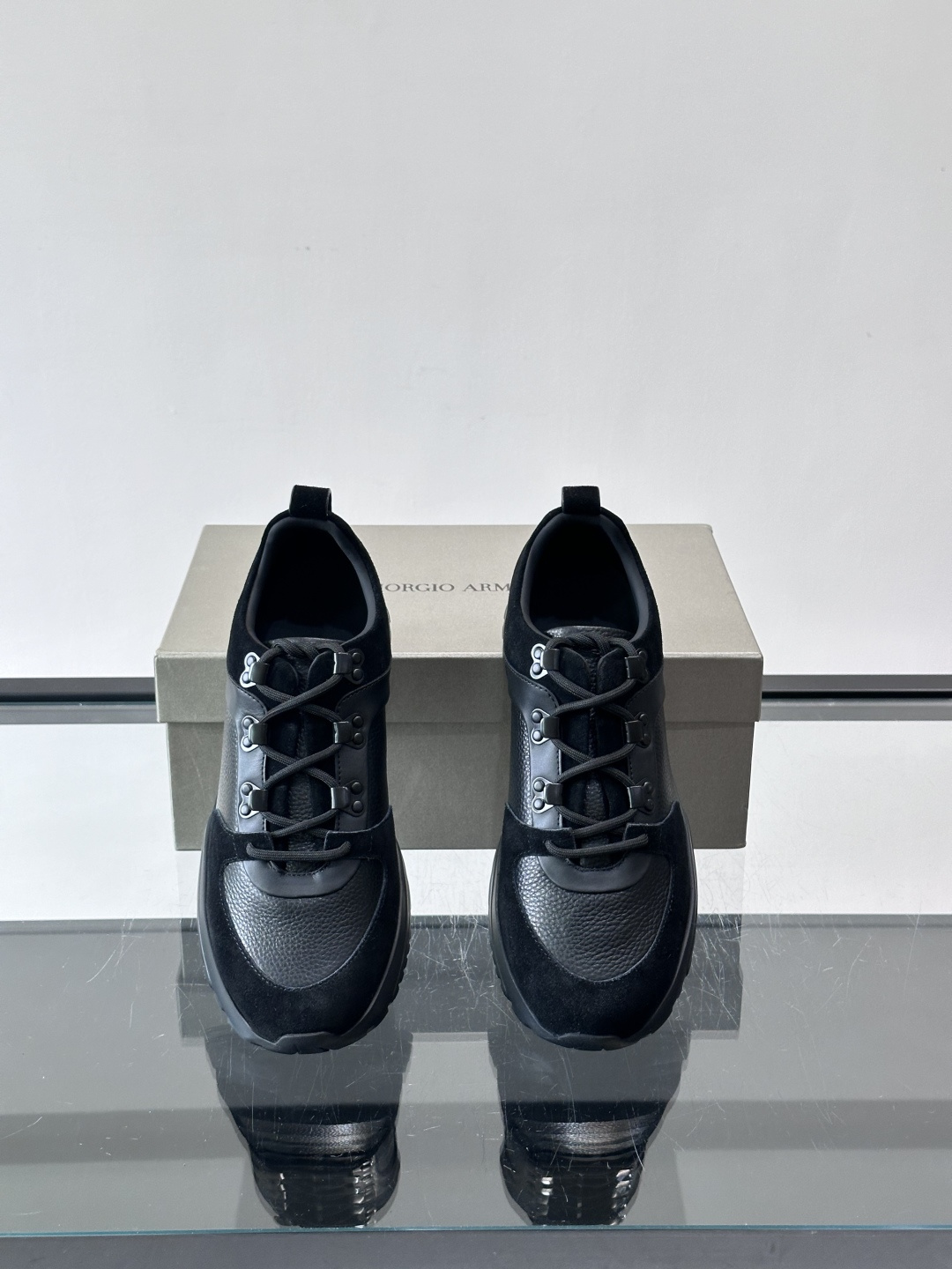 Giorgio Armani男士运动鞋👟！采用牛皮革➕麂皮拼接，质感层次丰富，低调又高级。橡胶鞋底，防滑