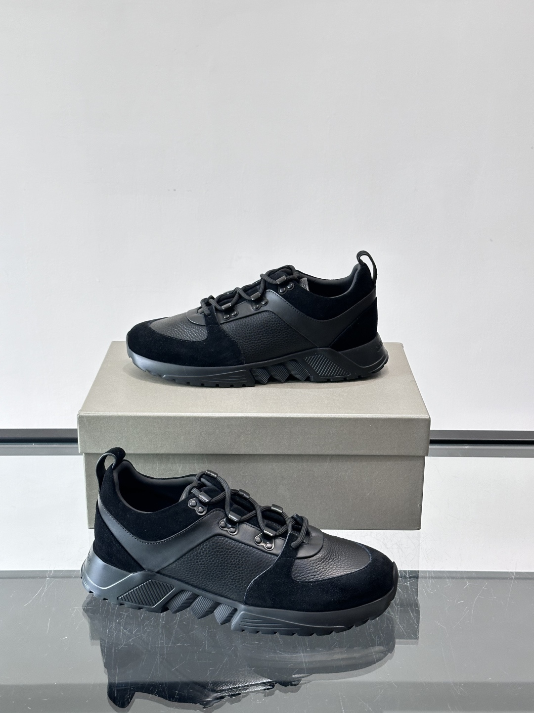 Giorgio Armani男士运动鞋👟！采用牛皮革➕麂皮拼接，质感层次丰富，低调又高级。橡胶鞋底，防滑