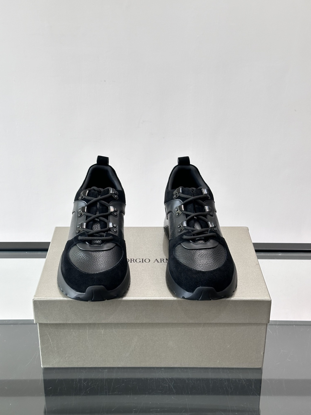 Giorgio Armani男士运动鞋👟！采用牛皮革➕麂皮拼接，质感层次丰富，低调又高级。橡胶鞋底，防滑