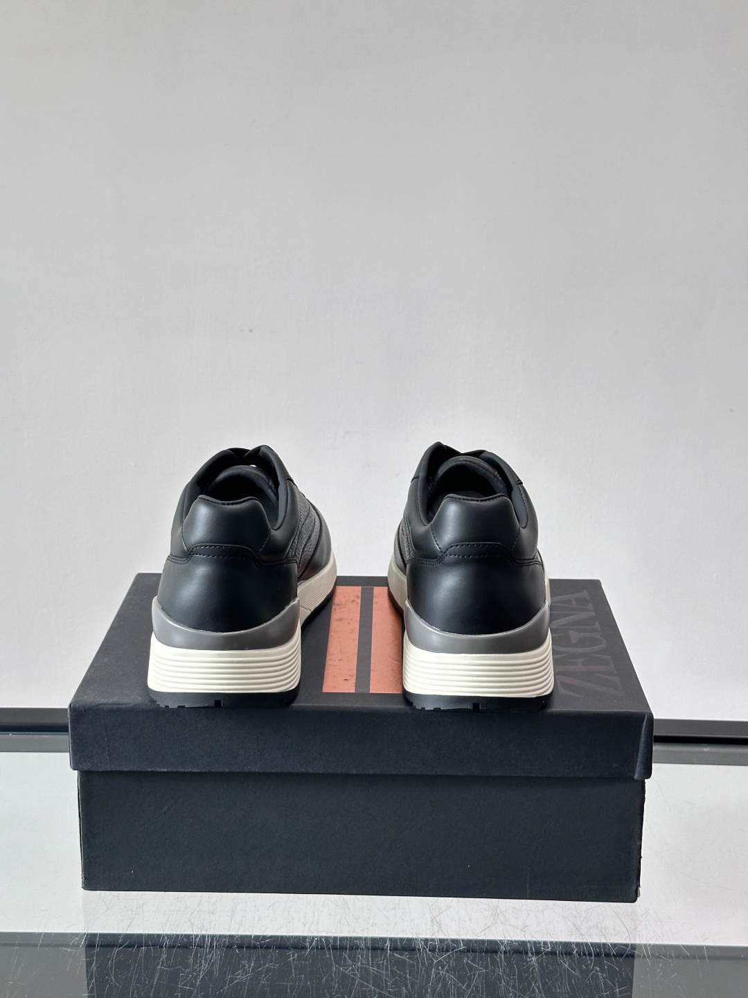 👟ZEGNA这款男士休闲运动鞋，采用优质皮革，鞋面纹理细腻，质感满分✨。高弹缓震鞋底，足弓支撑，长时间穿