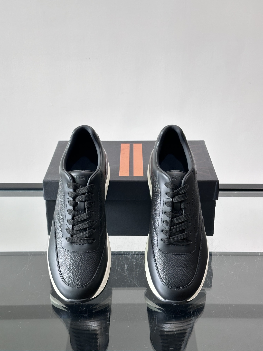 👟ZEGNA这款男士休闲运动鞋，采用优质皮革，鞋面纹理细腻，质感满分✨。高弹缓震鞋底，足弓支撑，长时间穿