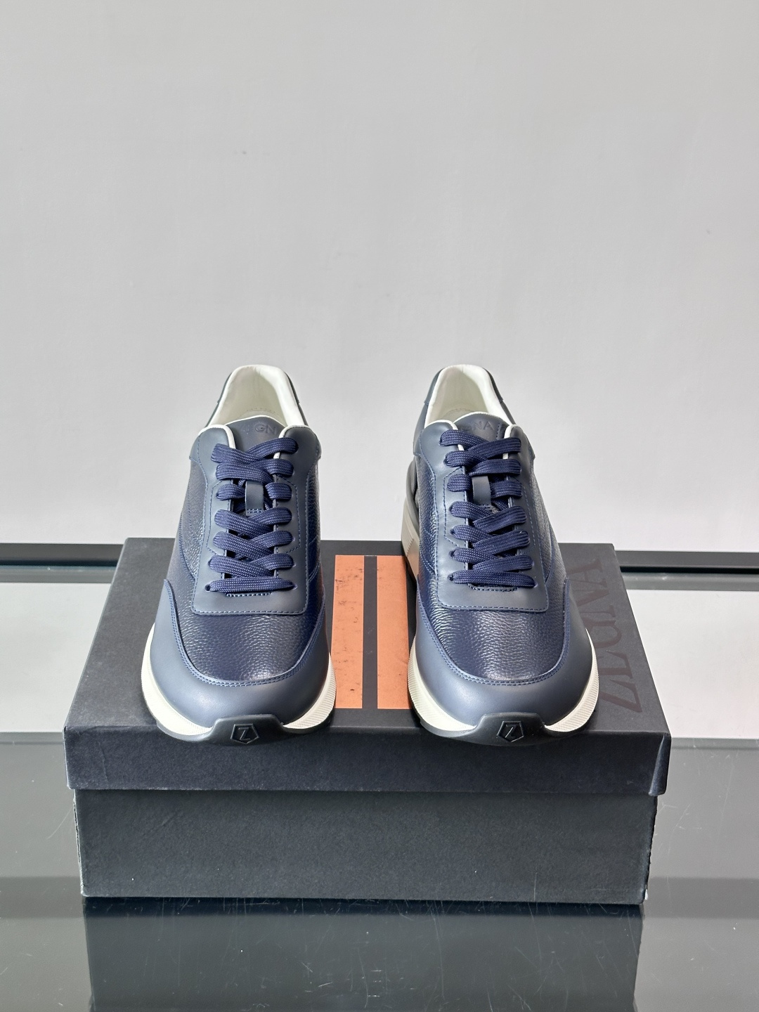 👟ZEGNA这款男士休闲运动鞋，采用优质皮革，鞋面纹理细腻，质感满分✨。高弹缓震鞋底，足弓支撑，长时间穿